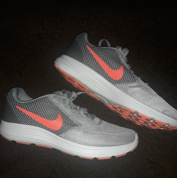 Nike Shoes - Nike revolution 3